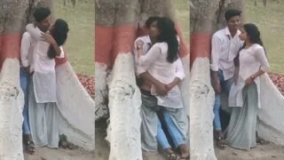 कॉलेज के ग्राउंड मे पेड़ के निचे किये देसी लवर ने खड़े खड़े चूत चुदाई देसी आउटडोर सेक्स एमएमएस